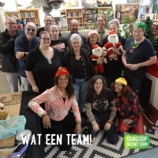 ๐ ๐ช๐ฎ๐ ๐ฒ๐ฒ๐ป ๐๐ฒ๐ฎ๐บ!
Vandaag opent ๐ผ๐บ ๐ญ๐ฏ.๐ฌ๐ฌ ๐๐๐ฟ onze kerstafdeling bij Kringloop Nieuwe Vorm.
Afgelopen dagen hebben onze vrijwilligers keihard gewerkt om alles mooi op te bouwen: kerstbomen, huisjes, slingers en lichtjes โ alles is tot in de puntjes verzorgd. ๐
We zijn trots op al die ๐ธ๐ฎ๐ป๐ท๐ฒ๐ฟ๐ die samen hebben gezorgd voor deze feestelijke winkel vol tweedehands kerstgeluk! En natuurlijk ook op alle medewerkers die de komende weken voor julllie klaar staan om te helpen in de winkel. We hebben nog heel veel artikelen in ons magazijn, dus de afdeling wordt dagelijks aangevuld met nieuwe artikelen.
๐ Drenthehaven 2, Nieuwegein
๐ Opening: vandaag om 13.00 uur!
#KerstBijDeKringloop #KringloopNieuweVorm #Vrijwilligerswerk #TweedehandsGeluk #Kerstsfeer