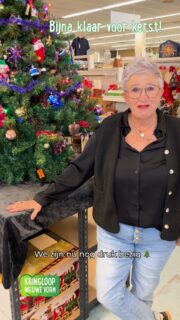 🎅✨ We zijn nog druk bezig met de laatste voorbereidingen…
Maar morgen 𝗼𝗺 𝟭𝟯.𝟬𝟬 𝘂𝘂𝗿 gaat onze kerstafdeling bij 𝗞𝗿𝗶𝗻𝗴𝗹𝗼𝗼𝗽 𝗡𝗶𝗲𝘂𝘄𝗲 𝗩𝗼𝗿𝗺 officieel open!
Onze vrijwilligers hebben er iets prachtigs van gemaakt: bomen, slingers, huisjes, lichtjes – de hele winkel straalt straks kerst! 🌟
📍 𝗗𝗿𝗲𝗻𝘁𝗵𝗲𝗵𝗮𝘃𝗲𝗻 𝟮, 𝗡𝗶𝗲𝘂𝘄𝗲𝗴𝗲𝗶𝗻
🕐 𝗢𝗽𝗲𝗻𝗶𝗻𝗴 𝗸𝗲𝗿𝘀𝘁𝗮𝗳𝗱𝗲𝗹𝗶𝗻𝗴: 𝗺𝗮𝗮𝗻𝗱𝗮𝗴 𝟮𝟬 𝗼𝗸𝘁𝗼𝗯𝗲𝗿 𝗼𝗺 𝟭𝟯.𝟬𝟬 𝘂𝘂𝗿
#KerstBijDeKringloop #KringloopNieuweVorm #TweedehandsGeluk #Kerstsfeer #Vrijwilligerswerk
