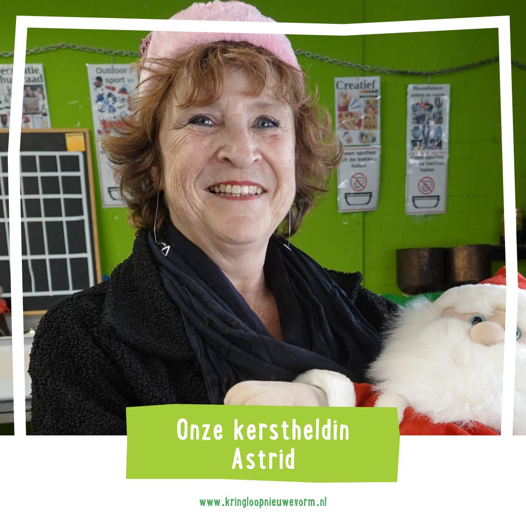 Astrid is normaal actief bij de kledingafdeling, maar helpt in deze periode enthousiast mee bij de opbouw en het bijvullen van de kerstafdeling. Lees haar verhaal op onze website en ontdek waarom het werk bij Kringloop Nieuwe Vorm zo leuk is!
https://kringloopnieuwevorm.nl/interview-astrid/
#KringloopNieuweVorm #Vrijwilligerswerk #KerstBijDeKringloop #TeamNieuweVorm
