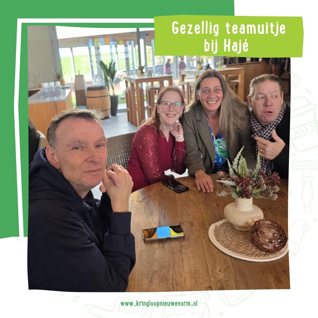 ๐ฝ๏ธ๐ฆ๐ฎ๐บ๐ฒ๐ป ๐น๐๐ป๐ฐ๐ต๐ฒ๐ป, ๐น๐ฎ๐ฐ๐ต๐ฒ๐ป ๐ฒ๐ป ๐ด๐ฒ๐ป๐ถ๐ฒ๐๐ฒ๐ป!
Op zondag gingen we met 41 medewerkers van Kringloop Nieuwe Vorm op teamuitje bij Restaurant Hajรฉ. Wat een heerlijke middag vol gezelligheid en lekkere hapjes! ๐
Kijk voor meer foto's op onze website: https://kringloopnieuwevorm.nl/teamuitje-bij-restaurant-haje/
#TeamNieuweVorm #KringloopNieuweVorm #SamenSterk #Gezelligheid